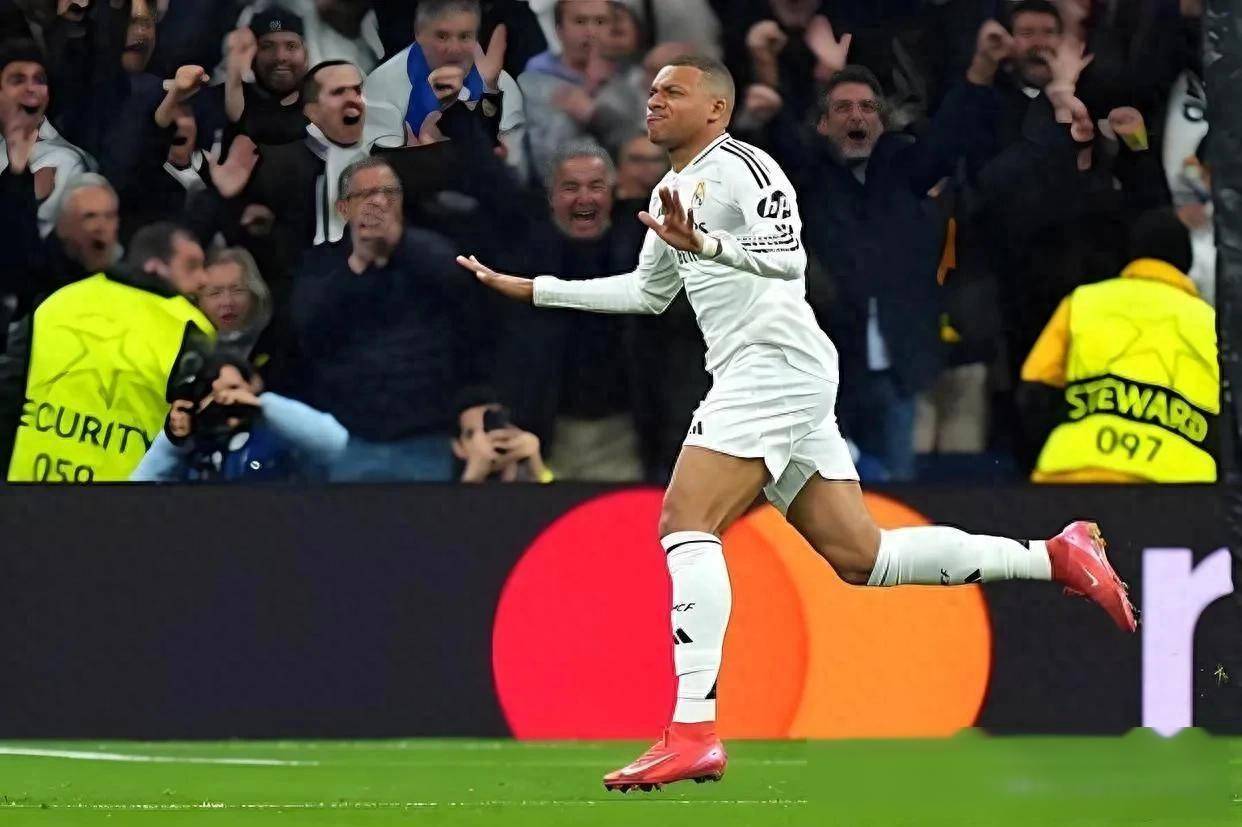 包含皇马与那不勒斯激战正酣，补时阶段一粒世界波决定胜负！的词条